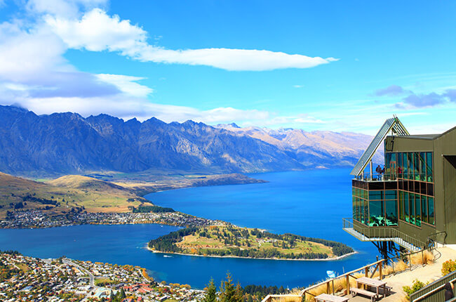 Lookout point over the entirety of Queenstown and surrounding lake